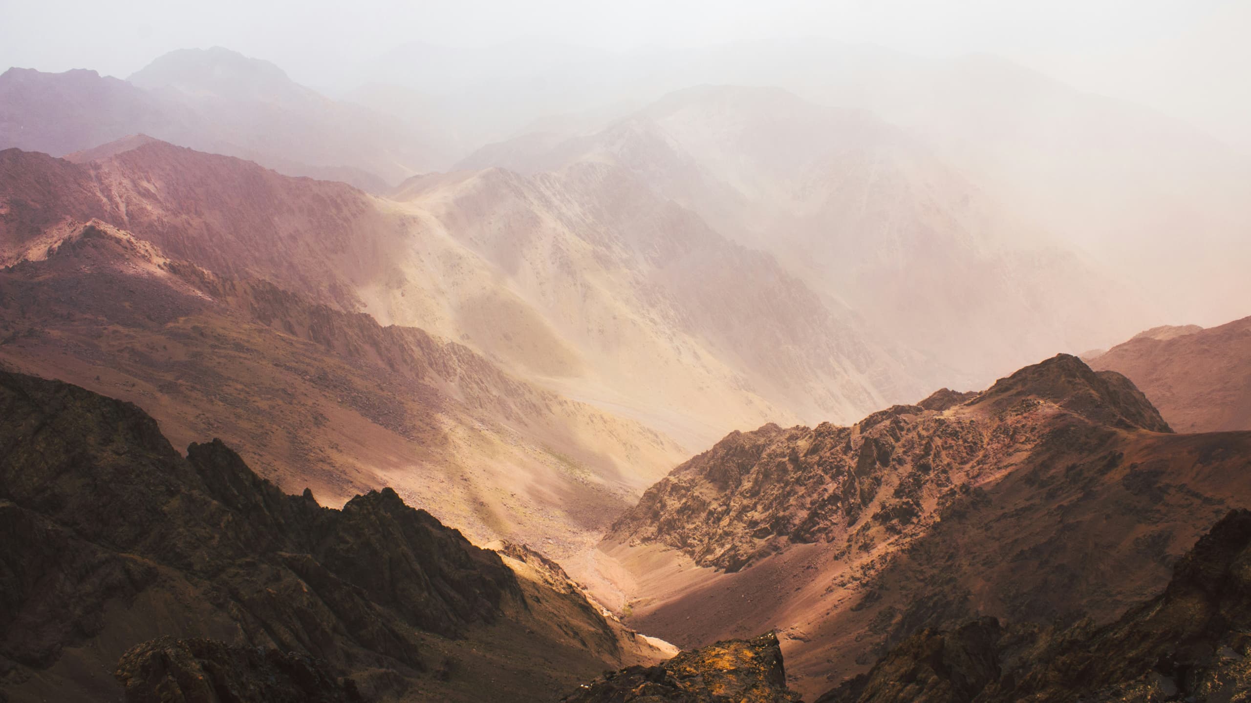 Ausscicht auf die Berggipfel von Toubkal on Marokko Atlasgebirge